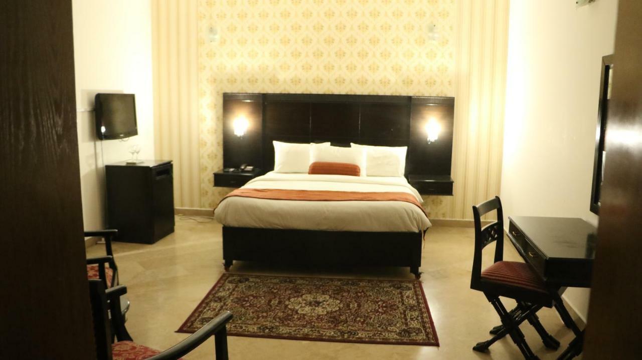 The Royal Manor Bed and Breakfast Islamabad Exterior foto
